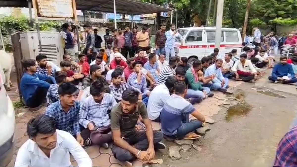 छात्र का शव मिलने का मामला: परिजनों ने जिला अस्पताल में किया हंगामा, दोषियों पर कार्रवाई की मांग