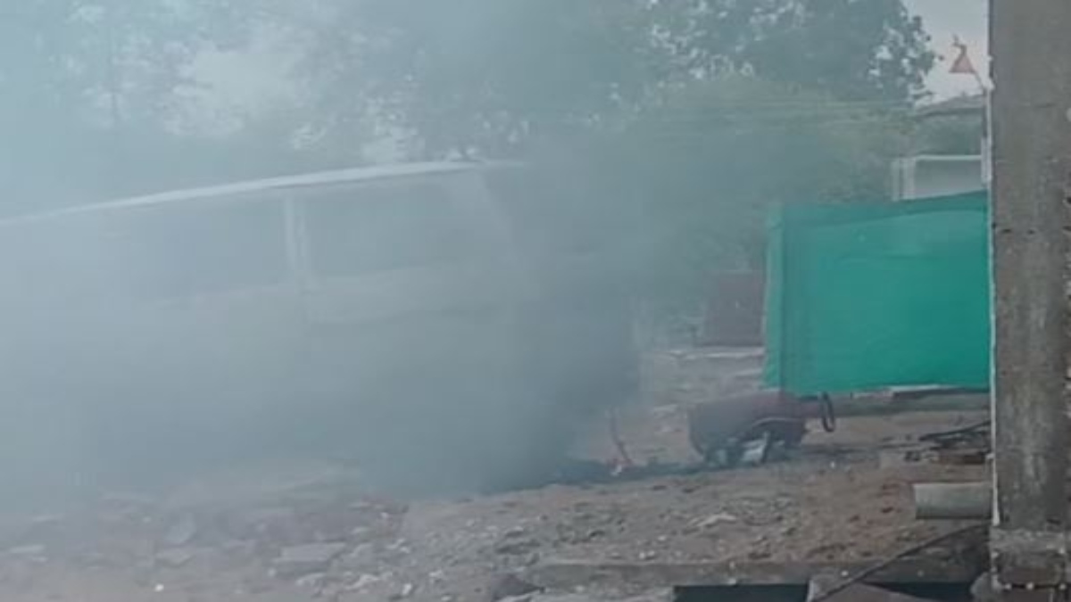 रिफलिंग के दौरान स्कूल वैन में लगी आग: मची अफरा-तफरी, पुलिस ने बच्चों को लोगों की मदद से सुरक्षित निकाला बाहर  