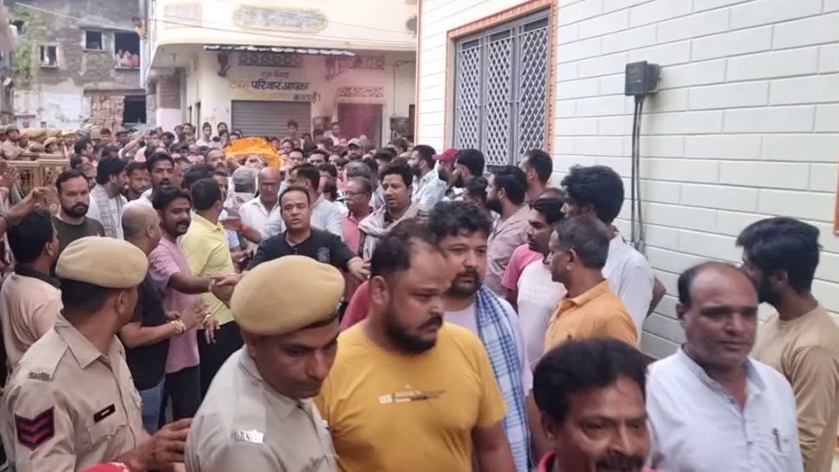 Rajasthan News: उदयपुर चाकूबाजी में घायल छात्र की मौत, अंतिम यात्रा में उमड़ा जनसैलाब, आज रात 10 बजे तक रहेगी नेटबंदी