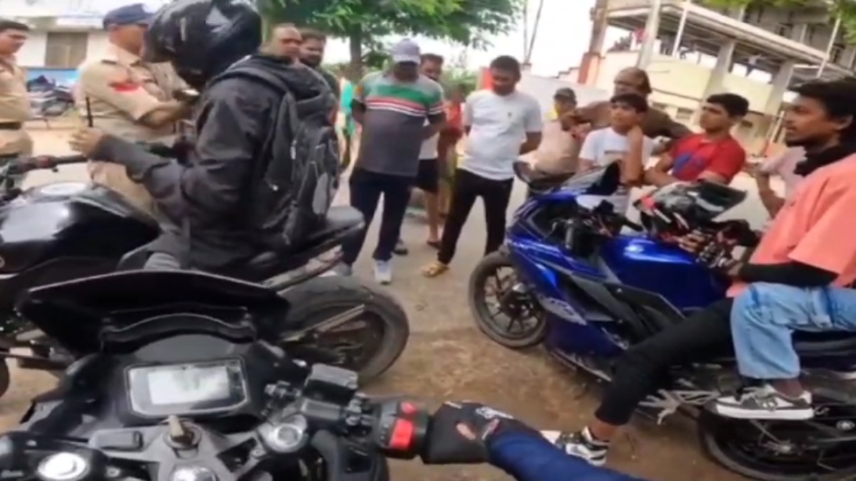 बाइक राइडर्स से दुर्व्यवहार पड़ा भारी: Video वायरल होने के बाद SP ने हेड कांस्टेबल और आरक्षक को किया सस्पेंड   