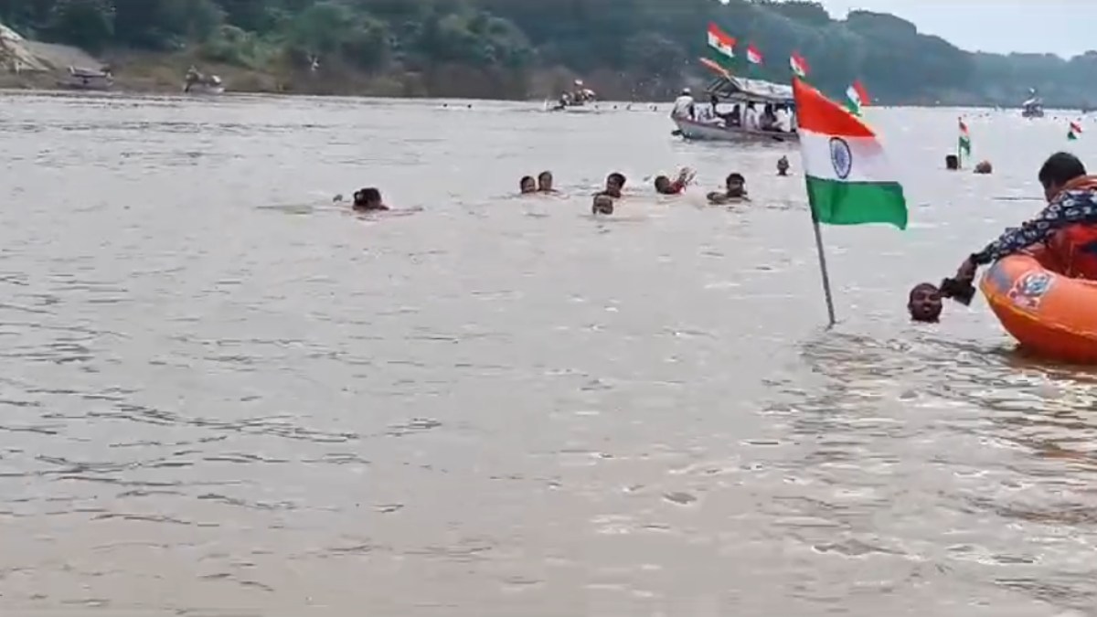 Tiranga Yatra: उफनती नदी में निकाली गई 10 किमी की अखंड भारत तिरंगा यात्रा, देखें Video