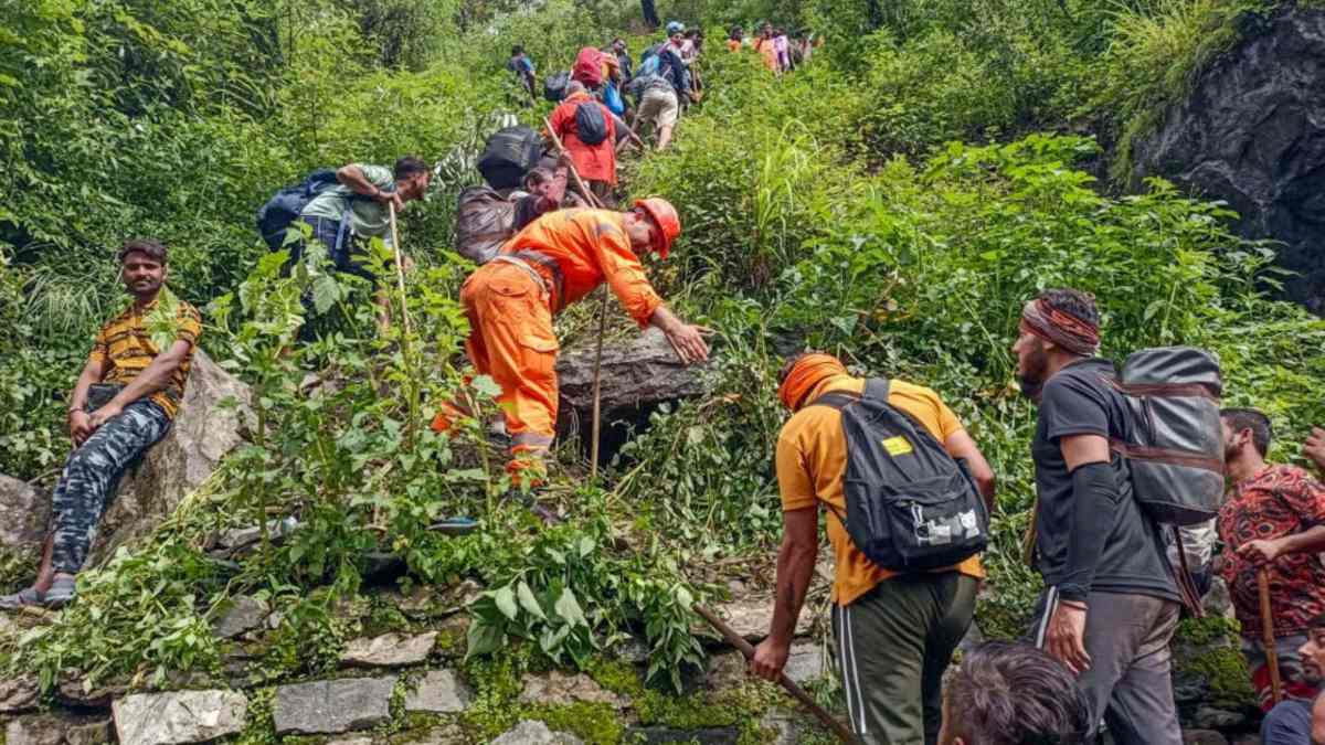 उत्तराखंड में लगातार बारिश से बढ़ी मुश्किलें, चारधाम यात्रा के श्रद्धालु फंसे