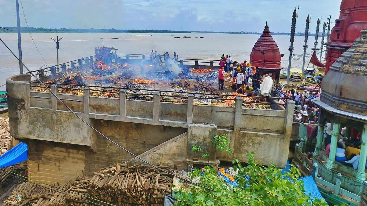 वाराणसी में गंगा का उफान: मणिकर्णिका घाट जलमग्न, छत पर हो रहा अंतिम संस्कार