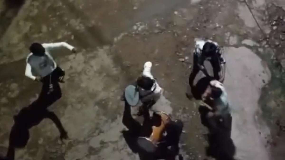 दहशत फैलाने बदमाशों ने अपनाया अनोखा ढंग, हर रात परिवार को ऐसे करते हैं परेशान, शिकायत पर पुलिस ने साधी चुप्पी