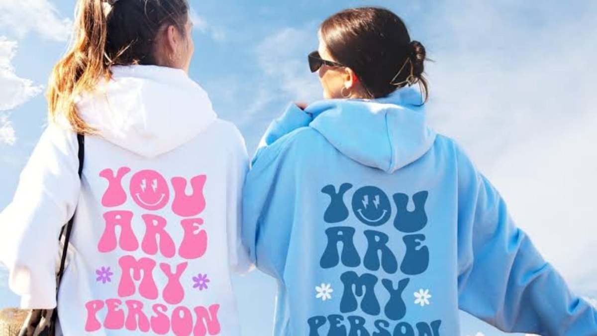 Friendship Day पर अपने Best Friend के साथ करें Outfit Twinning , और इस दिन को बनाएं खास