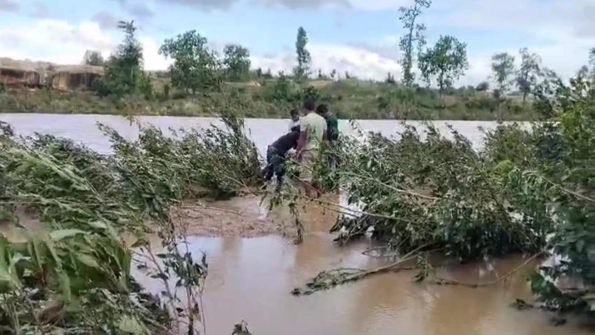 दो दिन पहले पुल में बहे युवक का मिला शव: नदी पार करते समय बाइक सहित बह गया था