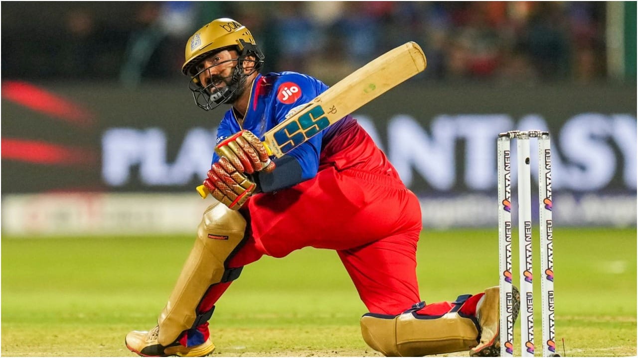 Dinesh Karthik : DK ने रचा इतिहास, RCB छोड़ अब इस टीम के लिए लगाएंगे चौके-छक्के …