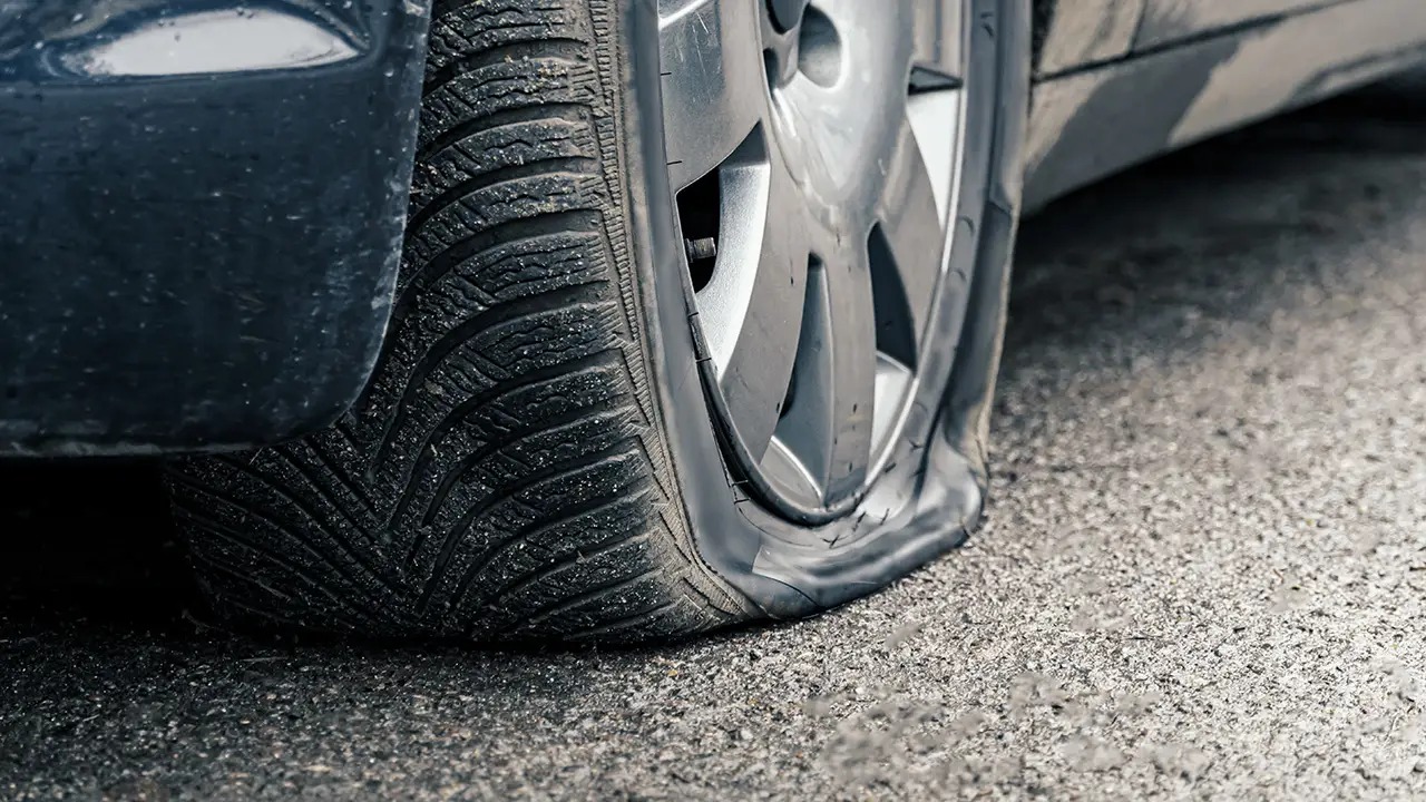 Car Tips And Tricks: सफर करते समय अगर कार के टायर हो जाए पंचर, मिनटों में एसे करें ठीक, मैकेनिक की नहीं पड़ेगी जरूरत