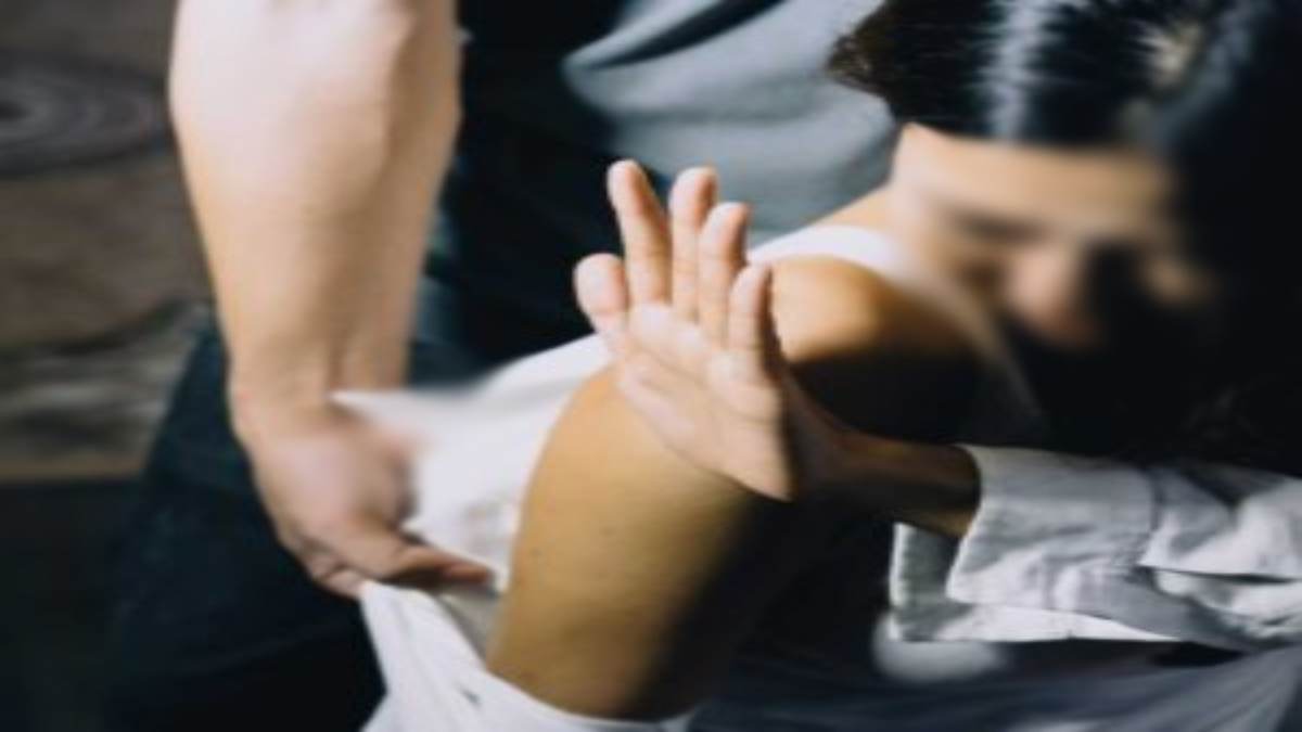 दोस्ती में हवस का जहर: नशीली कोल्ड ड्रिंक पिलाकर छात्रा का किया रेप, होटल में MMS बनाकर 2 साल तक लगातार करता रहा दुष्कर्म