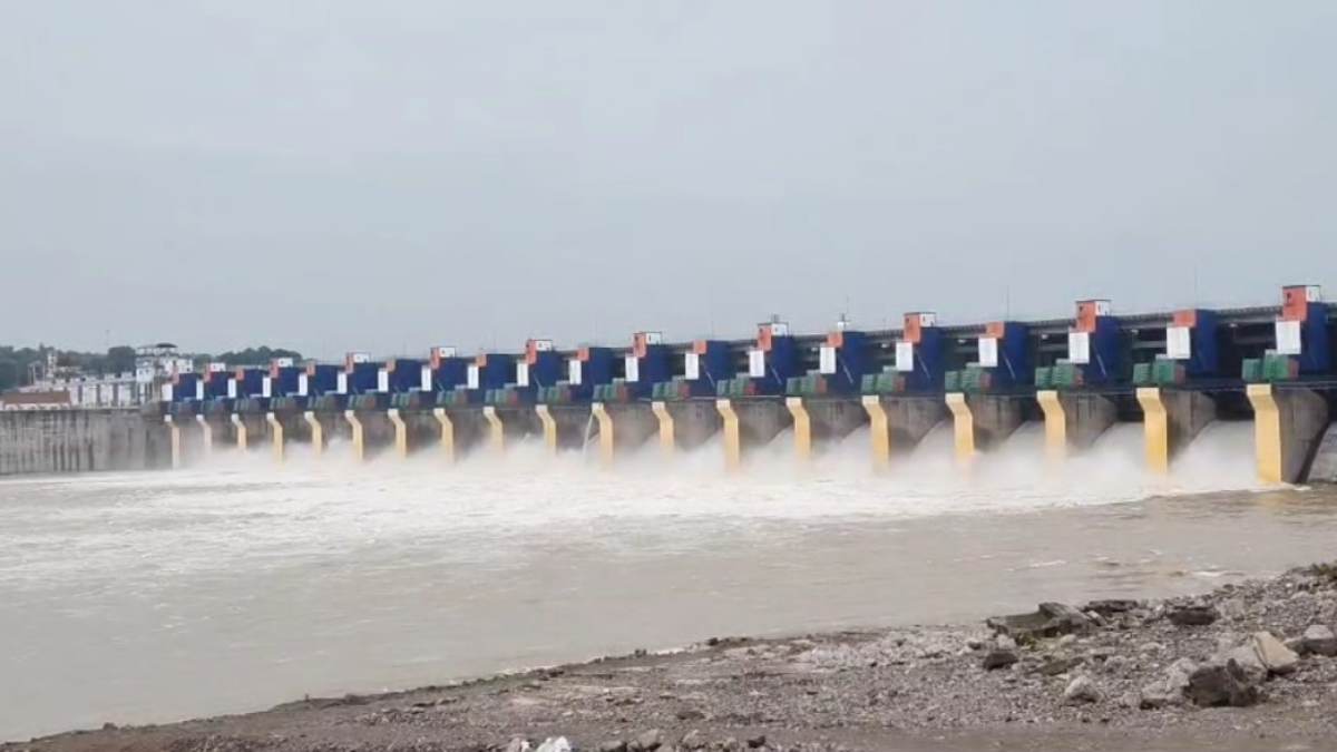 ओंकारेश्वर बांध के 18 गेट खुले: 5560 क्यूसेक छोड़ा जा रहा पानी, प्रशासन ने की नागरिकों से ये अपील