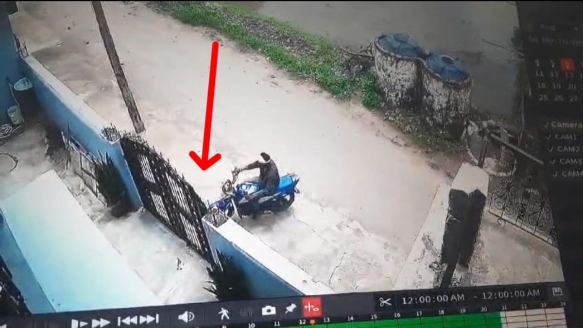 बाइक से घर के दरवाजे पर हमलाः वीडियो वायरल, पुलिस ने किया मामला दर्ज, जानिए क्या है मामला