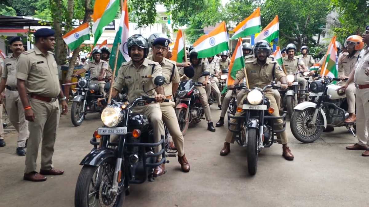 Gwalior: पुलिस विभाग ने बाइक से निकाली तिरंगा यात्रा, आईजी ने दिखाई हरी झंडी