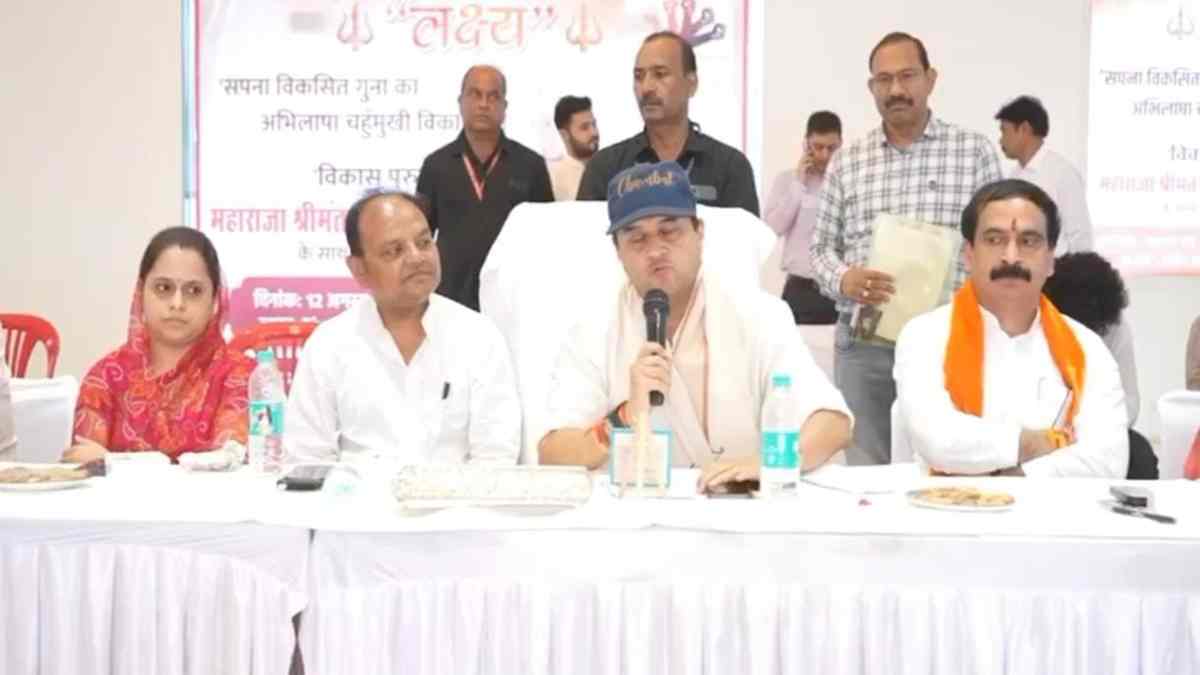 ‘लक्ष्य’ कार्यक्रम में विकास की योजनाएं: सिंधिया के सामने रखा शहर विकास का रोडमैप, 50 से अधिक मांगों पर हुई चर्चा