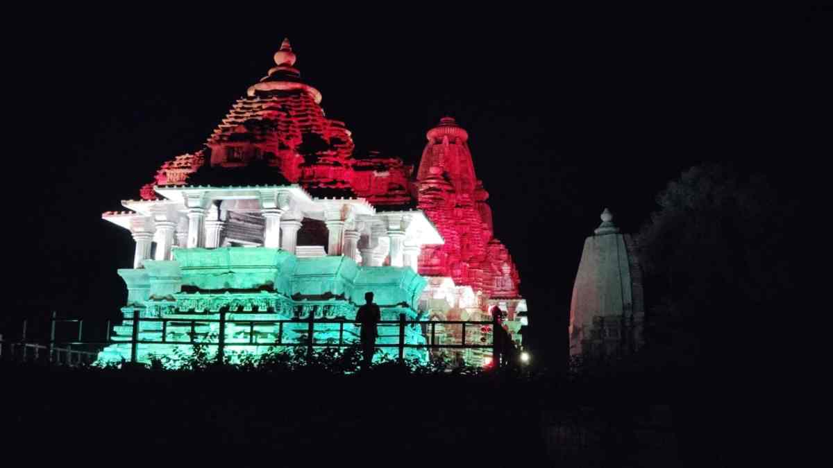 तिरंगे के रंग में रंगा खजुराहो: आजादी के जश्न में डूबे विश्व धरोहर, विश्वनाथ और नंदी मंदिर पर्यटकों को कर रहे आकर्षित