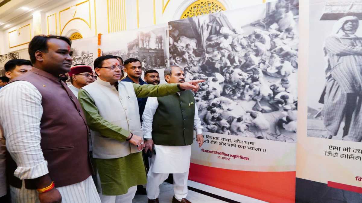 ‘विभाजन विभीषिका स्मृति दिवस’ कार्यक्रम में शामिल हुए CM धामी, सेनानियों के परिजनों को स्मृति चिन्ह देकर किया सम्मानित