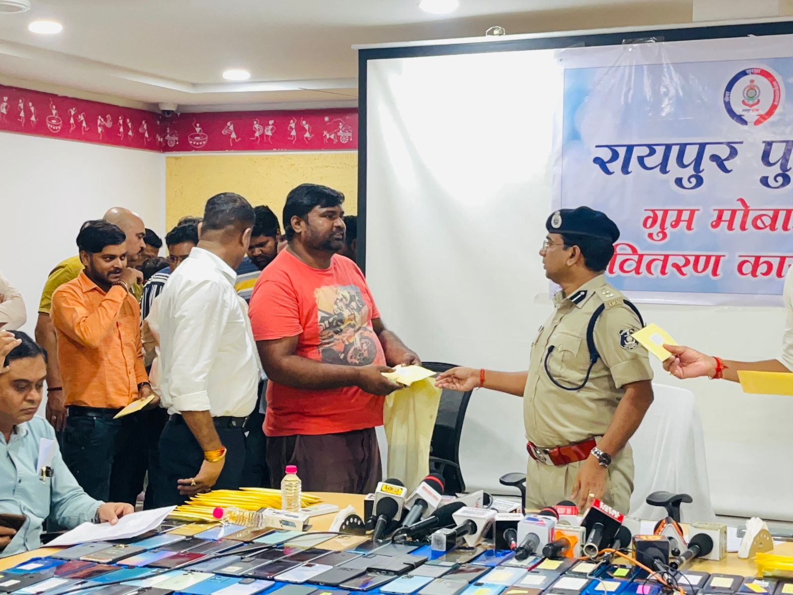 रायपुर पुलिस ने लौटाए  1 करोड़ रूपये के मोबाइल फोन