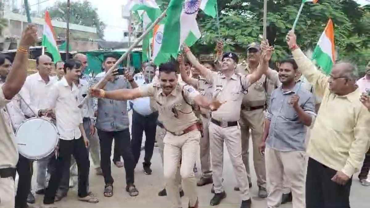 हाथ में तिरंगा लेकर ‘दरोगा जी’ ने किया शानदार डांस, देखें Video