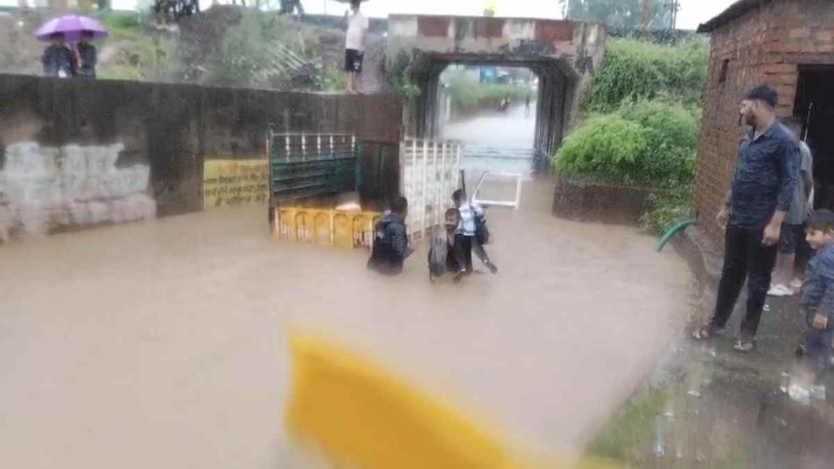 भारी बारिश से रेलवे अंडर ब्रिज लबालब: स्कूली बच्चों से भरा मिनी ट्रक फंसा, डूबने ही वाला था कि…