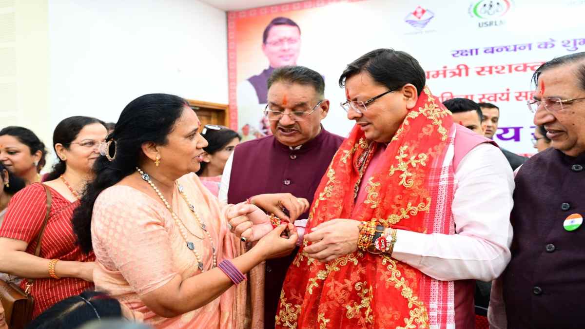 राज्य स्तरीय सम्मान कार्यक्रम में शामिल हुए CM धामी, बहनों ने बंधवाई राखी, स्वयं सहायता समूह की लाभार्थी महिलाओं को सौंपा चेक