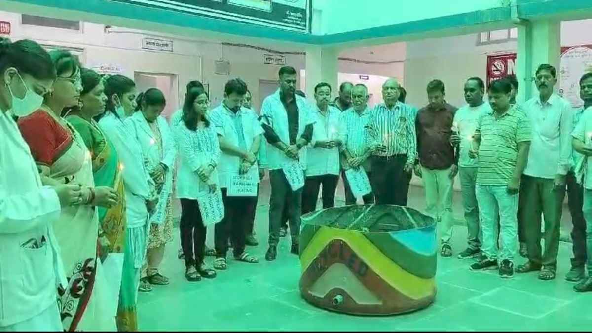 Kolkata Doctor Rape-Murder Case: स्वास्थ्य कर्मचारियों ने काली पट्टी बांधकर जताया विरोध, सामने रखी ये मांग