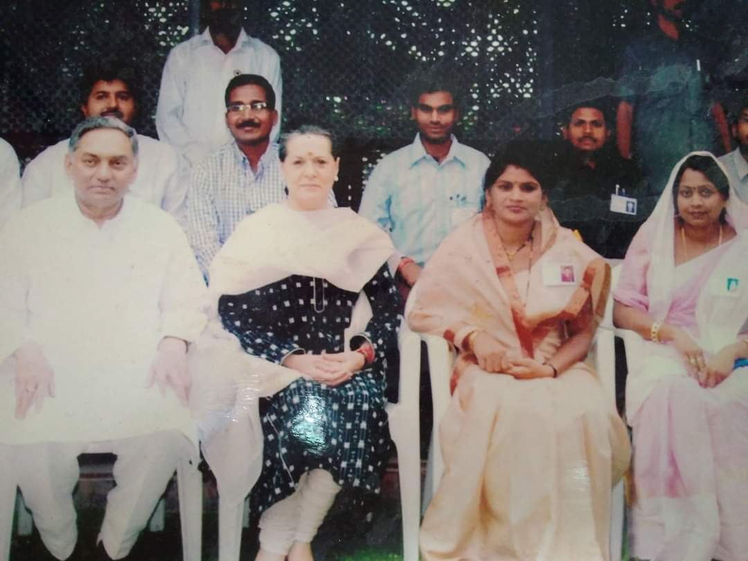 CG News: Facebook में शेयर की Sonia Gandhi के साथ अपनी तस्वीर… और फिर भी टिकट के नाम पर 30 लाख की ठगी का शिकार हुई छत्तीसगढ़ की ये कांग्रेस नेत्री…