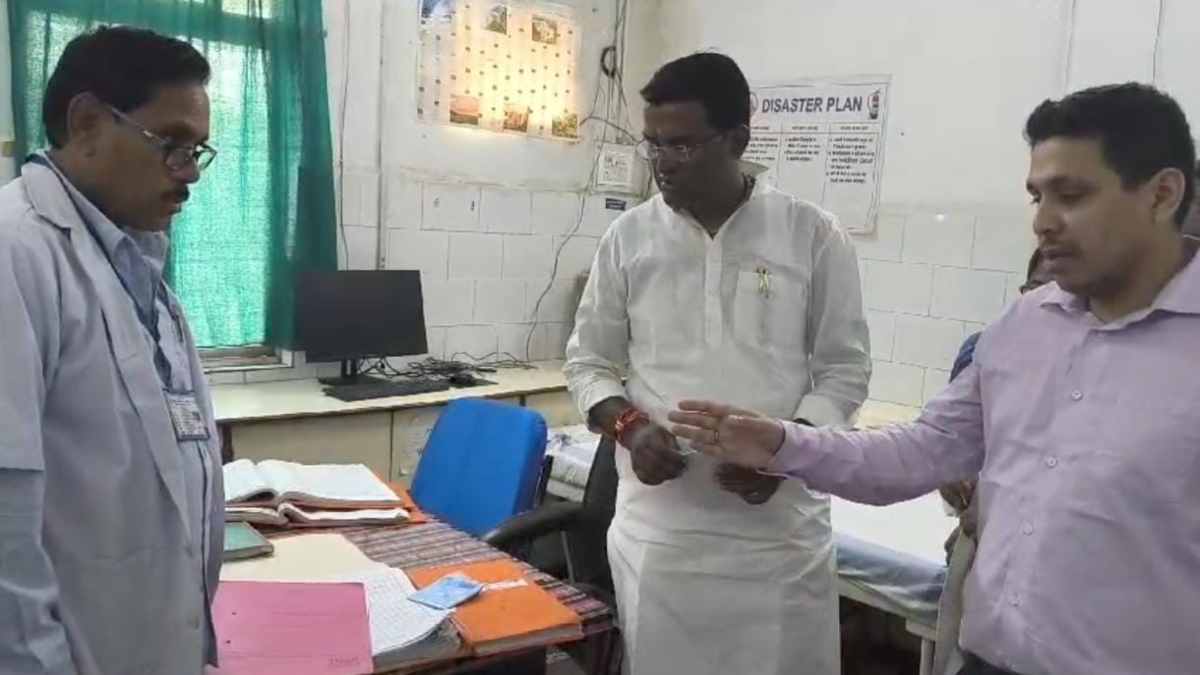 प्रभारी मंत्री ने जिला अस्पताल का किया औचक निरीक्षण, साफ-सफाई को लेकर जताई कड़ी नाराजगी, अधिकारियों को दिए ये निर्देश