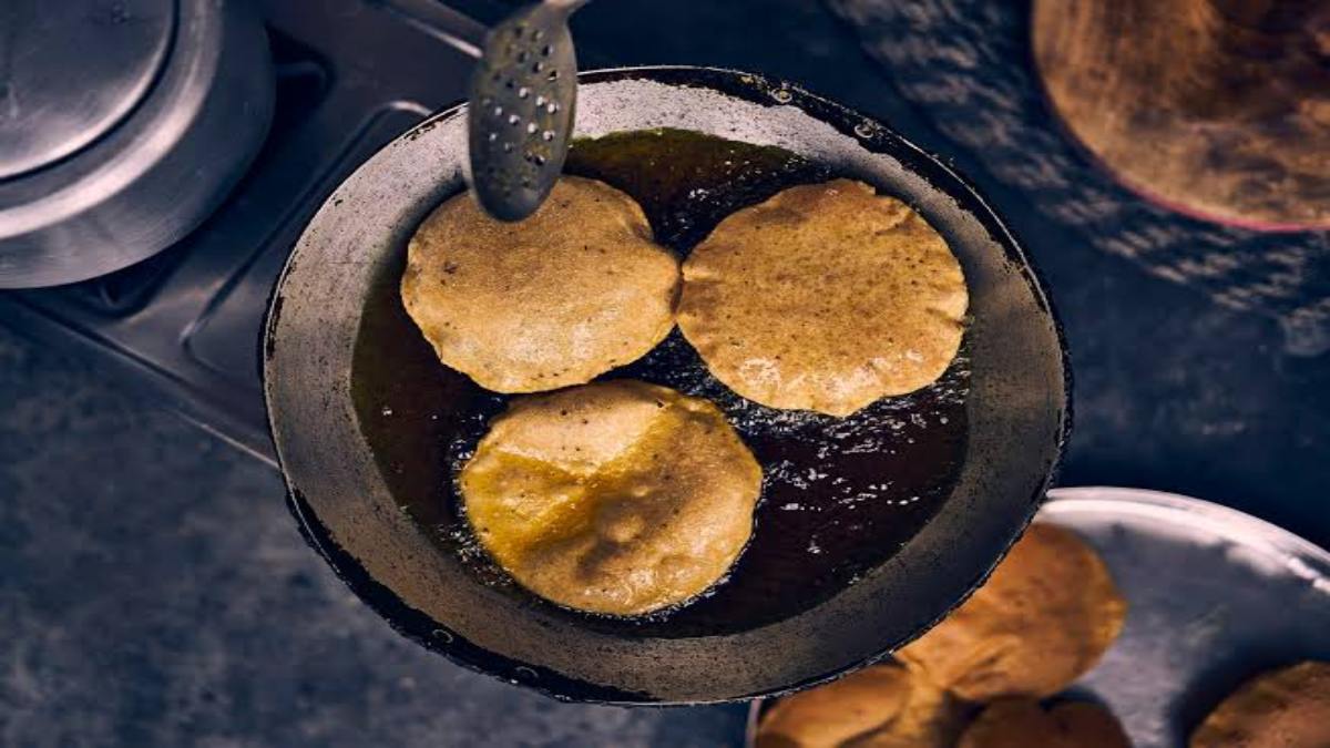 ज्यादा Oily होने के कारण आप भी नहीं खा पाते हैं पूड़ियां, तो इन tips को follow करके बनाएं