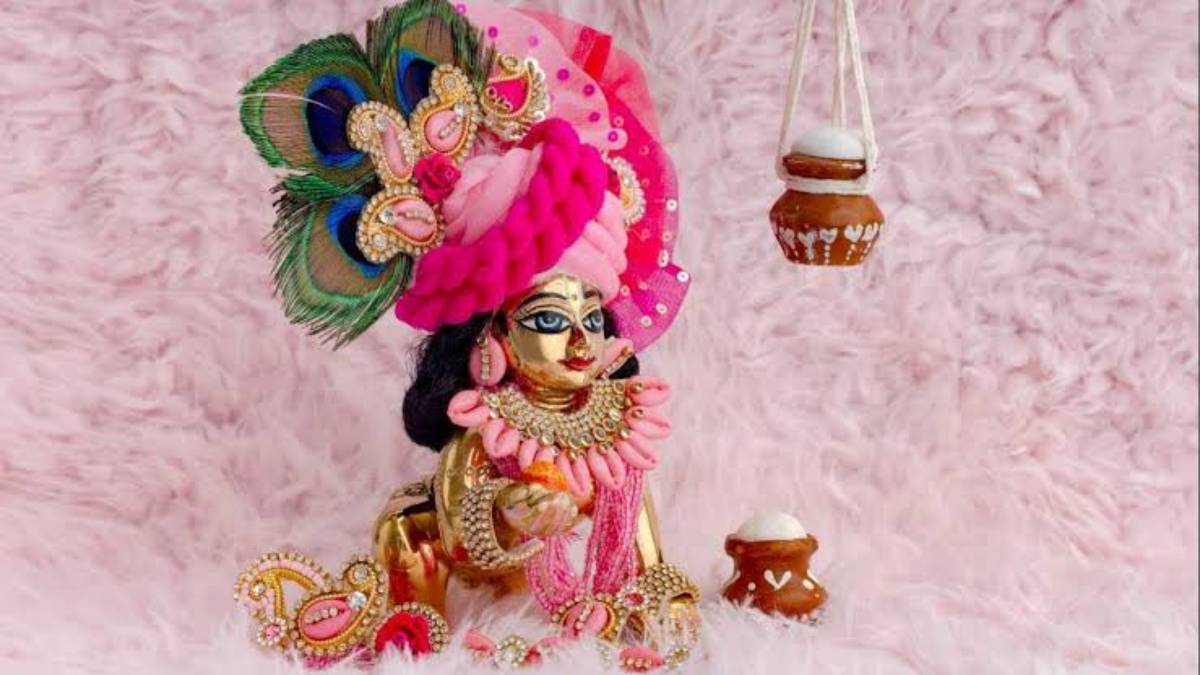 लड्डू गोपाल के वस्त्रों से सजा बाजार… बांसुरी, पगड़ी, पालने भक्तों को कर रहे आकर्षित…
