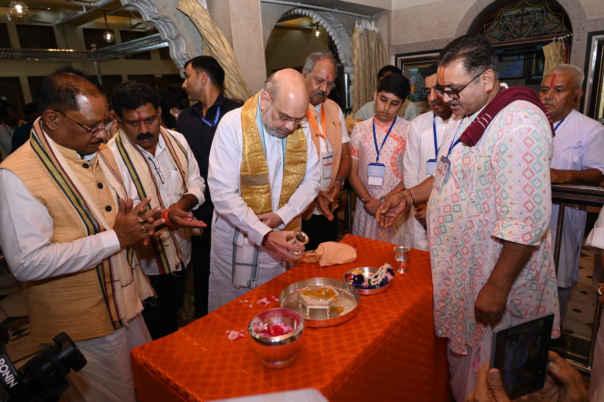 Amit Shah Visit CG: 2001 में मां के साथ दर्शन करने चम्पारण पहुंचे थे अमित शाह, अब पत्नी सोनल के साथ किए महाप्रभु वल्लभाचार्य के दर्शन   