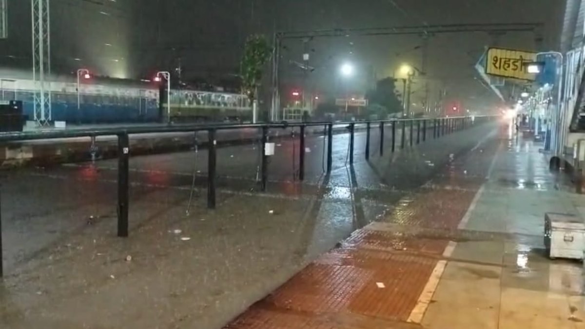 शहडोल में मूसलाधार बारिश से जनजीवन अस्त व्यस्तः नदी नाले उफान पर, रेलवे स्टेशन डूबा, कई ट्रेनें प्रभावित