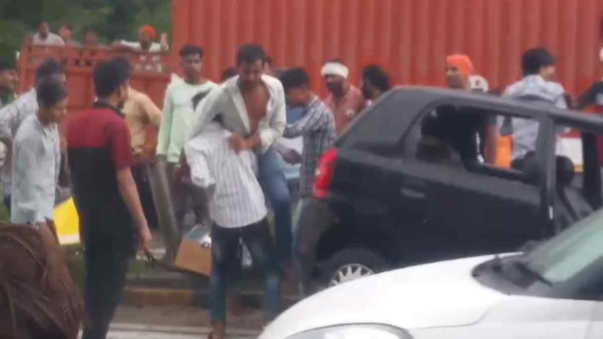 Morena Road Accident: टक्कर मारकर भाग रही कार अनियंत्रित हो कर पलटी, युवकों ने किया पीट-पीटकर अधमरा, कई लोग घायल