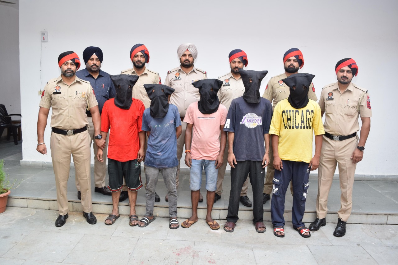 Punjab News: पुलिस ने साइबर धोखाधड़ी गिरोह के 5 सदस्यों को किया गिरफ्तार, 19 बैंक खाते किये सीज, दर्जनों ATM कार्ड बरामद