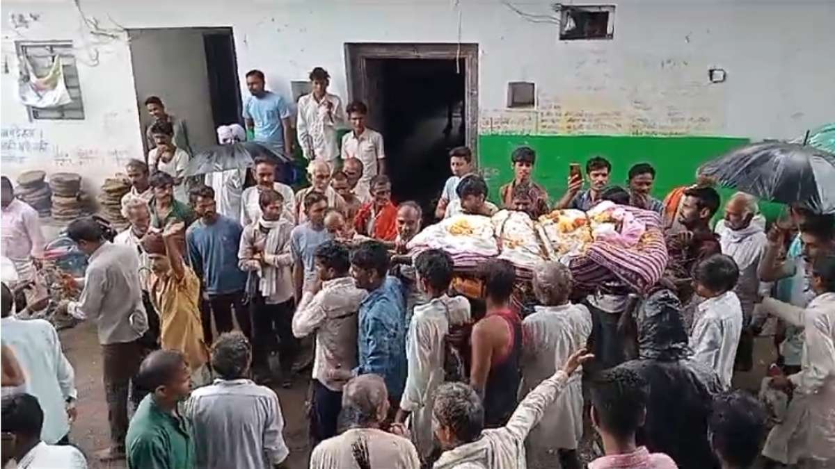 बंदर का हुआ धार्मिक रीति-रिवाज से अंतिम संस्कार, गांव में निकाली गई शव यात्रा