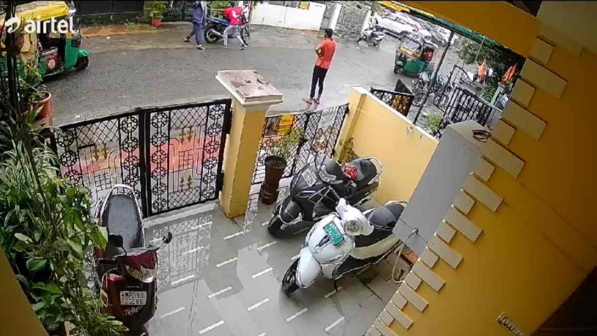 नशे में धुत युवकों का उत्पात: फूड डिलीवरी बॉय के साथ मारपीट कर घर में घुसकर की तोड़फोड़, गिरफ्तार