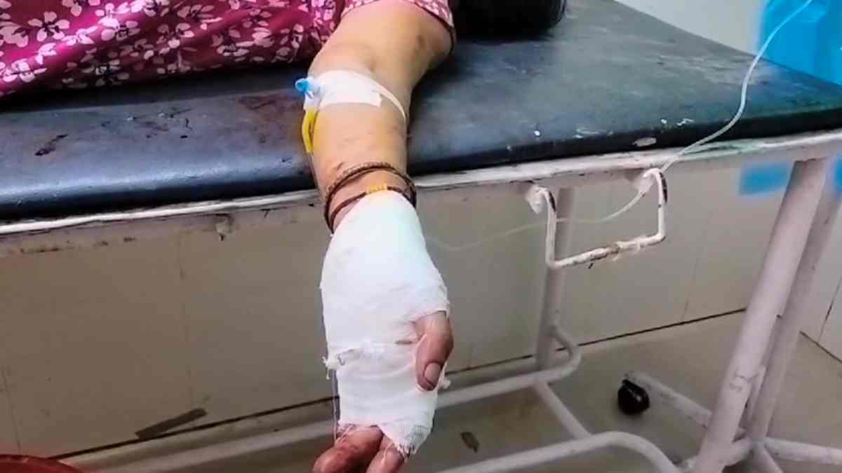 खून से लथपथ महिला पहुंची थाने, फिर पुलिस को बताई हैरान करने वाली बात, जानें मामला…