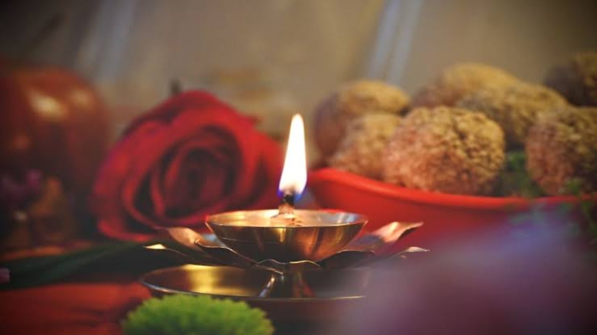 कभी भी फूंक मारकर नहीं बुझाना चाहिए दीया, यहां जाने ऐसा करने से क्या होता है…