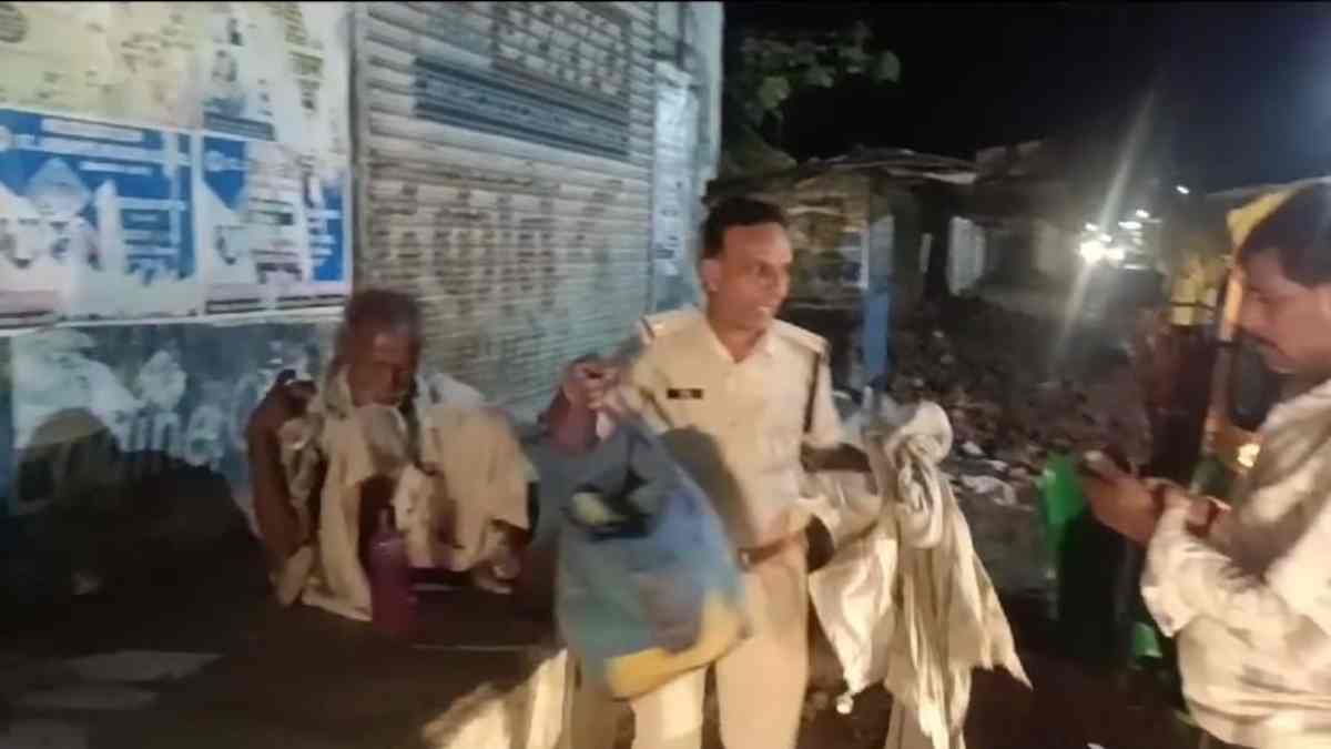 वर्दी के पीछे भी धड़कता एक संवेदनशील दिल: पुलिसकर्मी ने पेश की इंसानियत की मिसाल, बरसात में लाचार वृद्धों की मदद कर पहुंचाया वृद्धाश्रम