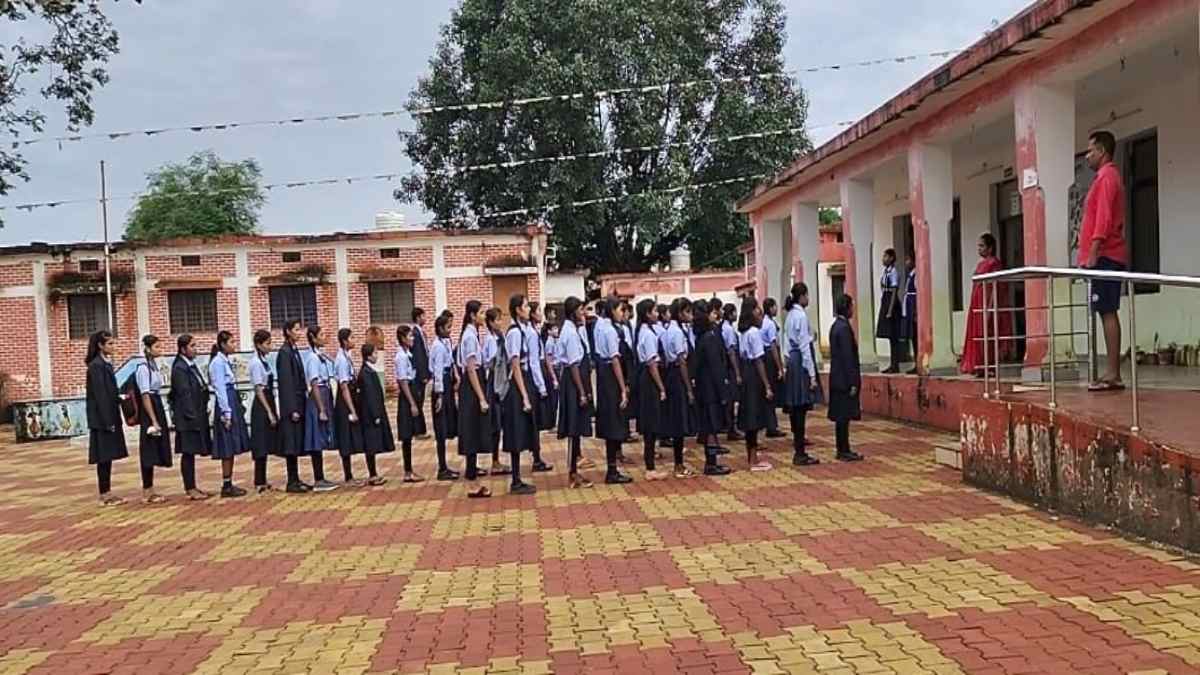 शिक्षकों की अनुशासनहीनता: दिव्यांग भृत्य कराती है प्रार्थना, प्रिंसिपल और टीचर्स राष्ट्रगान के बाद पहुंचते हैं स्कूल