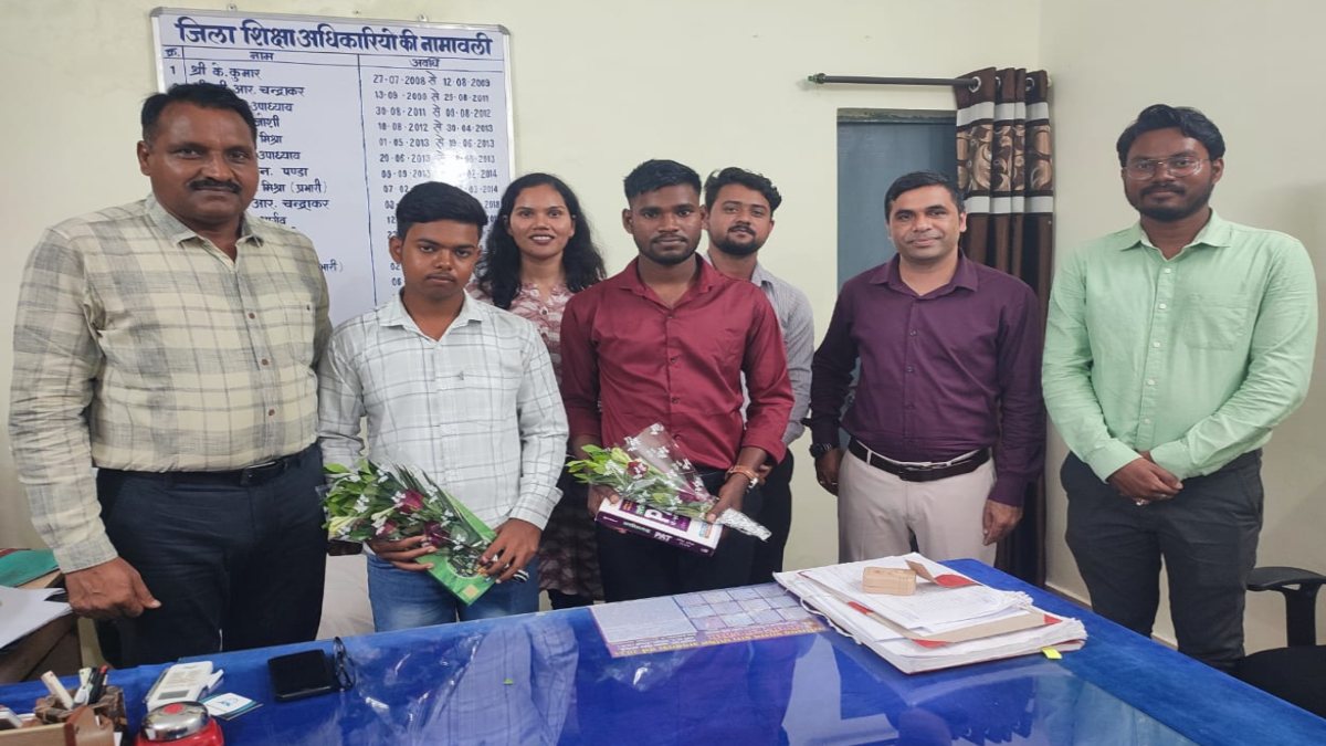 स्वामी आत्मानन्द स्कूल के होनहार छात्रों ने PAT की परीक्षा में गाड़े झंडे, अब कृषि वैज्ञानिक बनने का सपना होगा साकार, जिला शिक्षा अधिकारी ने किया सम्मानित