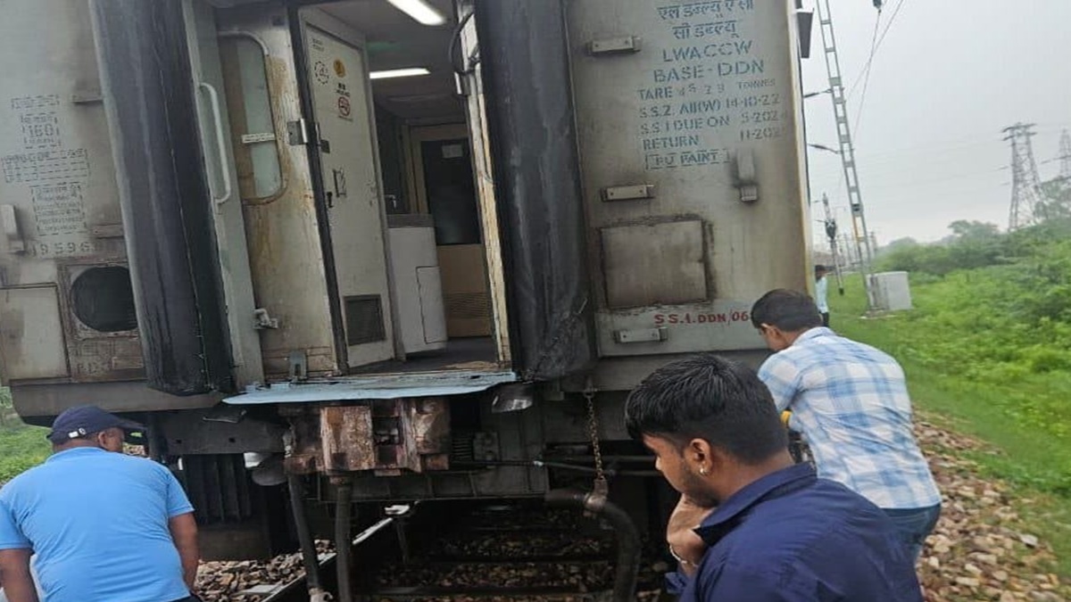 अचानक दो हिस्सों बंट गई चलती हुई ट्रेन, मंजर देख यात्रियों में मची अफरा-तफरी, देखिए तस्वीरें