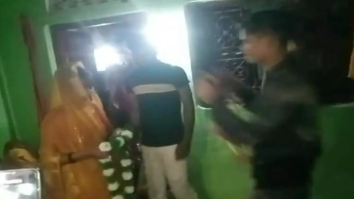 शादीशुदा महिला की शादी : अपनी प्रेमिका से मिलने पहुंचा था नाबालिग प्रेमी, घरवालों ने पकड़कर भरवा दी मांग, फिर…