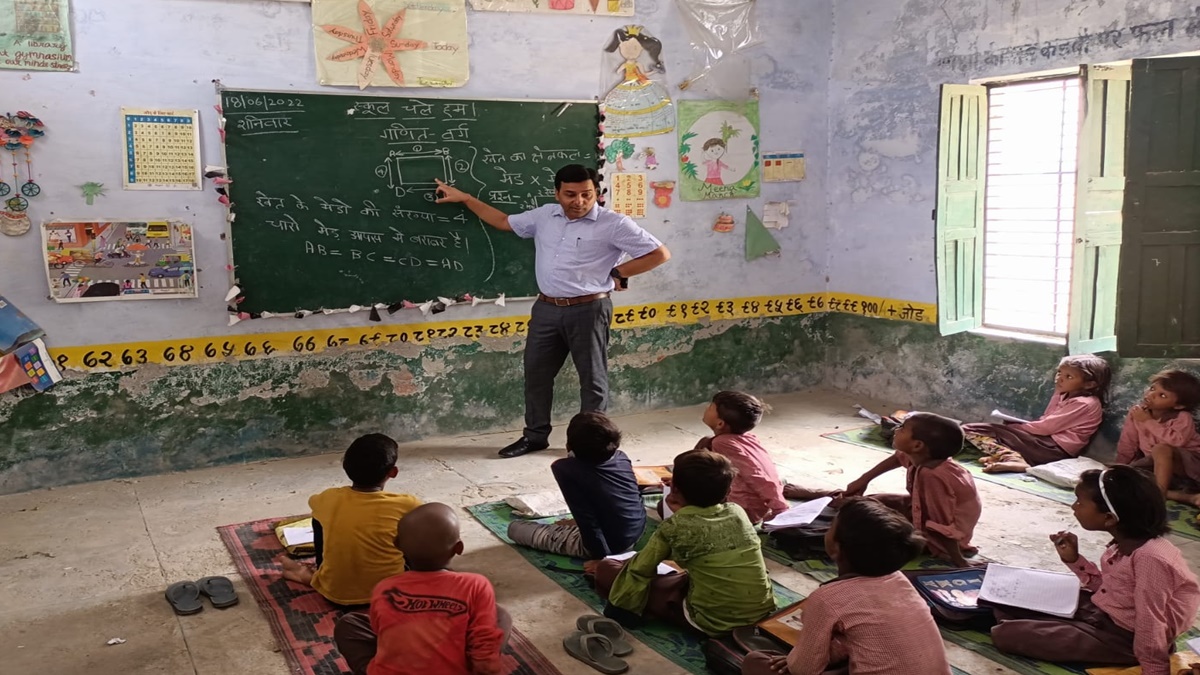 अब अधिकारी भी गोद लेंगे स्कूल : योगी सरकार की नई पहल, अफसरों पर होगी स्कूलों की जिम्मेदारी