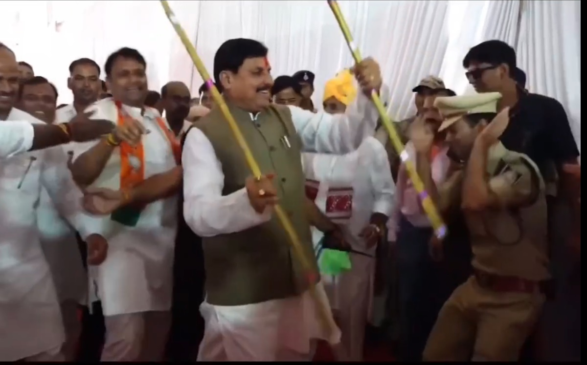 टीकमगढ़ में दिखा CM मोहन का अनोखा अंदाज, लाठी घुमाकर दिखाया जौहर, बचते नजर आए सुरक्षाकर्मी, देखें Video