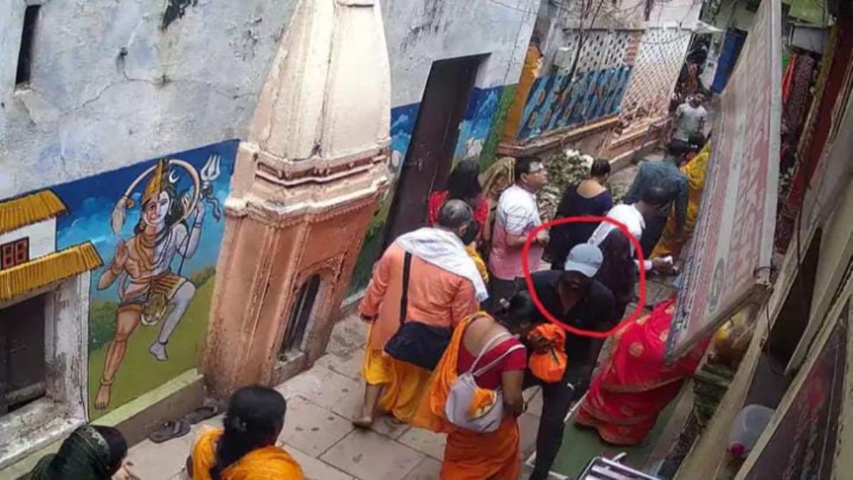 बाबा विश्वनाथ की नगरी में ठगी: दर्शन करने पहुंचे Tamil Nadu के 40 श्रद्धालुओं को गाइड ने ठगा, 17 मोबाइल और Smart Watch लेकर फरार