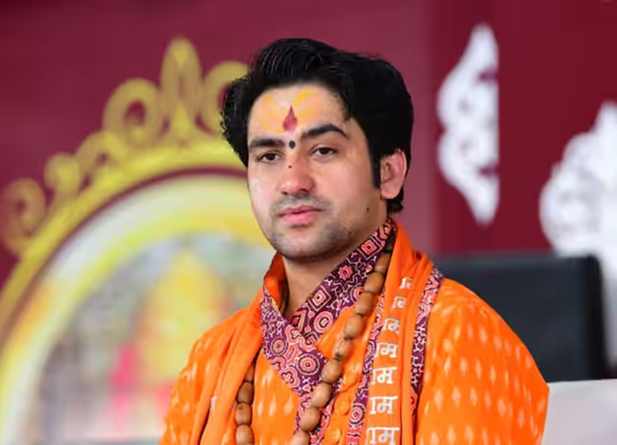 धीरेंद्र शास्त्री को कथित धमकी पर VHP की चेतावनी, कहा- ‘चिंगारी लगाने की कोशिश भी की तो आग में जलेंगे हाथ’, हिंदू अखाड़ा ने कहा- सनातन धर्म की यात्रा है, किसी के बाप का जनाजा नहीं