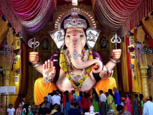 कटक : गणेश पूजा के दौरान पंडालों में डीजे का इस्तेमाल, विसर्जन में नहीं होगी शराब
