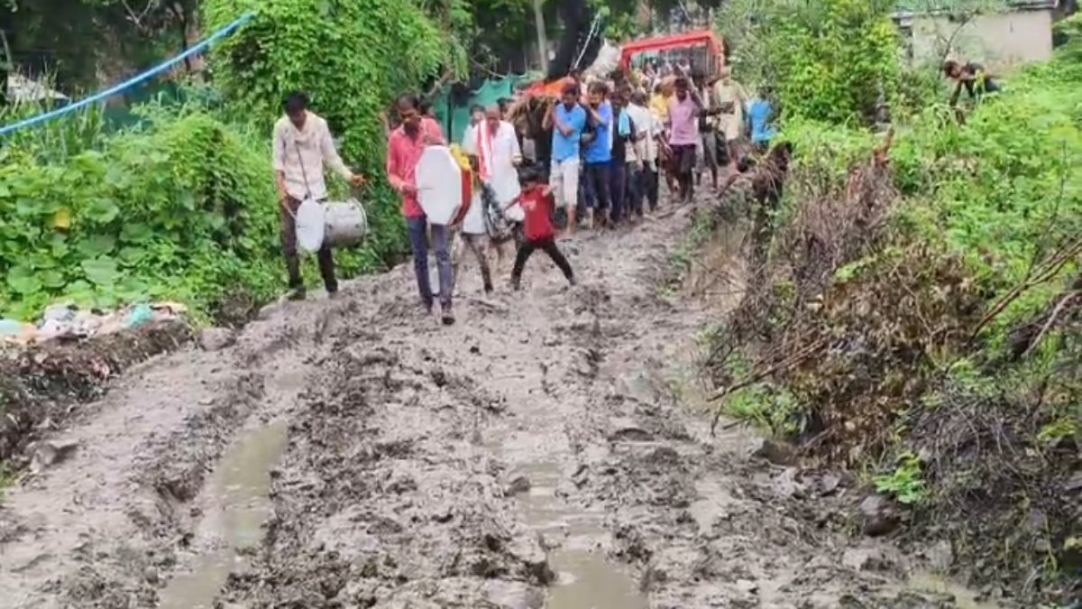 मर कर भी चैन नहीं! मुक्तिधाम की सड़क के लिए तरस रहे ग्रामीण, घुटनों तक भरे कीचड़ से जाने को मजबूर, देखें Video   