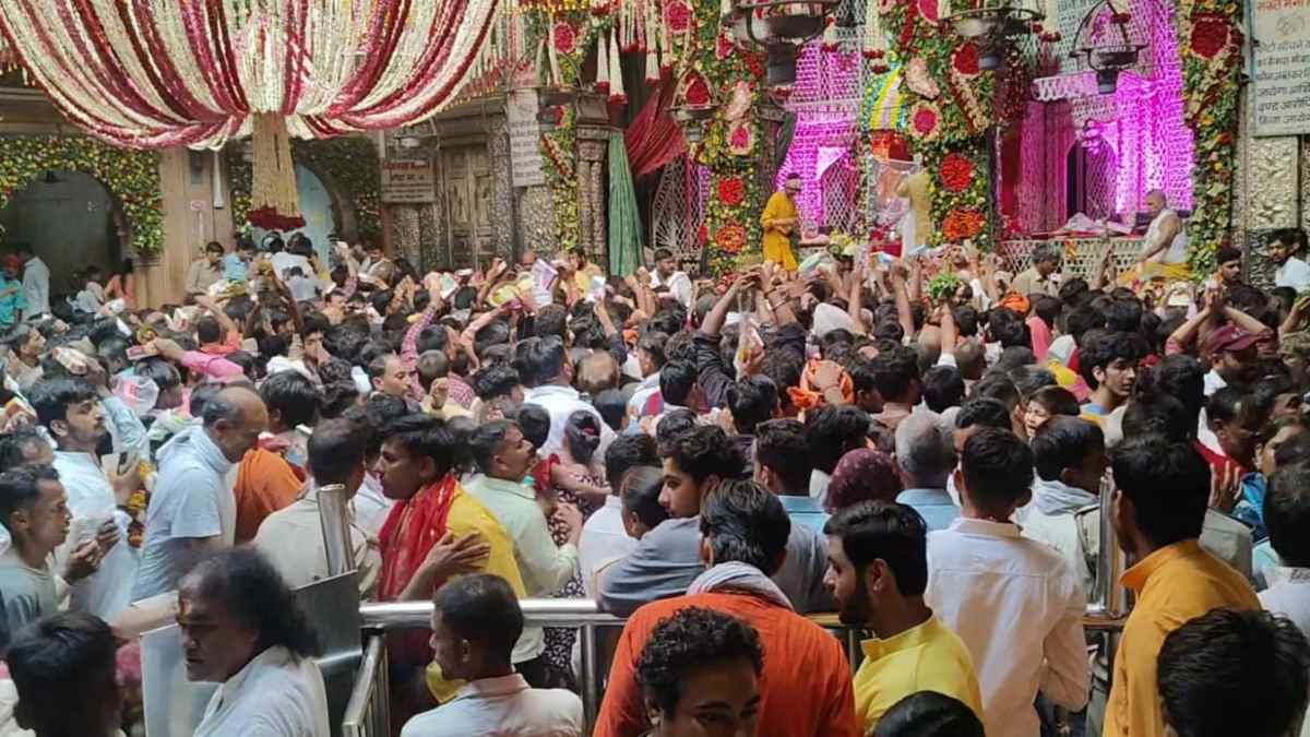 रक्षाबंधन के एक दिन पहले बांके बिहारी मंदिर में उमड़ी श्रद्धालुओं की भारी भीड़, दम घुटने से एक की मौत