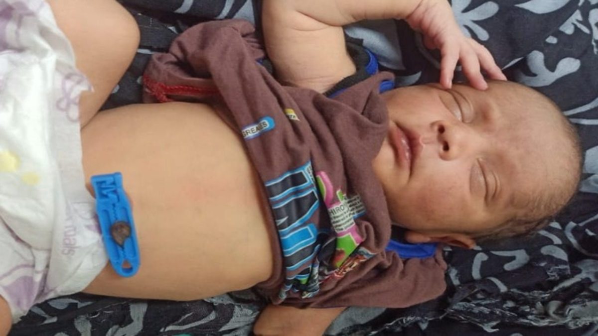 टॉयलेट में मिला नवजात बच्चा, भूख और बुखार से तड़प रहा था मासूम
