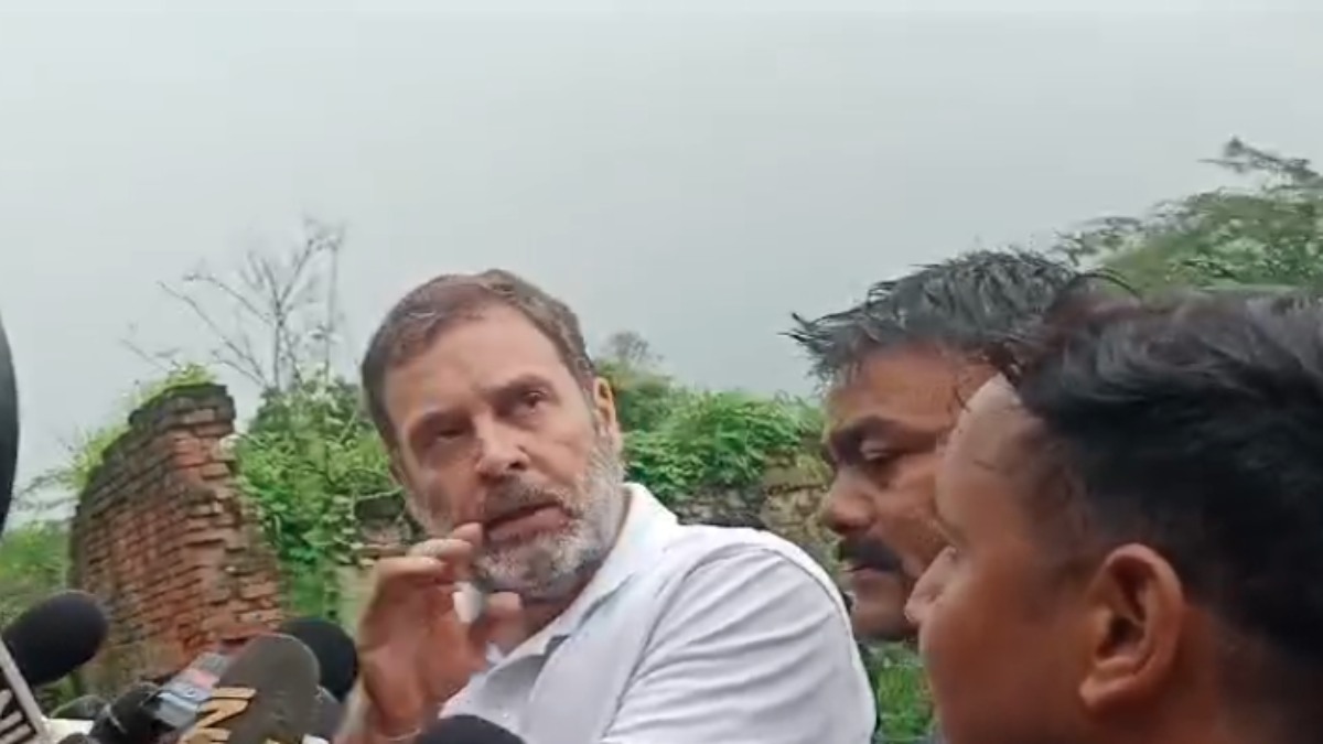 राहुल गांधी ने मृतक अर्जुन पासी के परिजनों से की मुलाकात, कहा- मास्टरमाइंड को बचा रही पुलिस